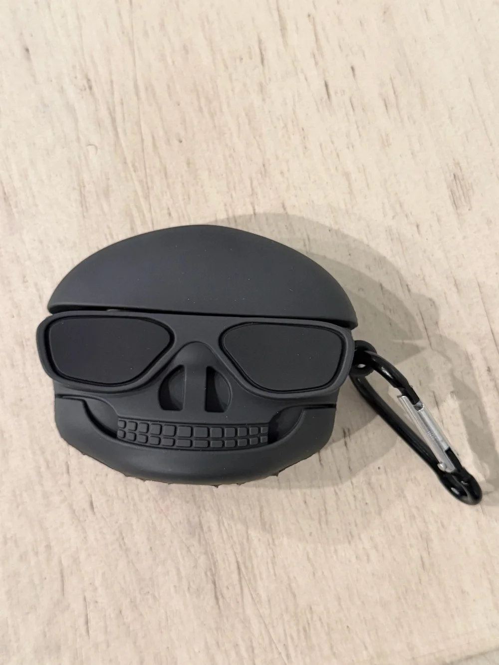 Black Silicone AirPods Pro Case - Skull Design with Carabiner